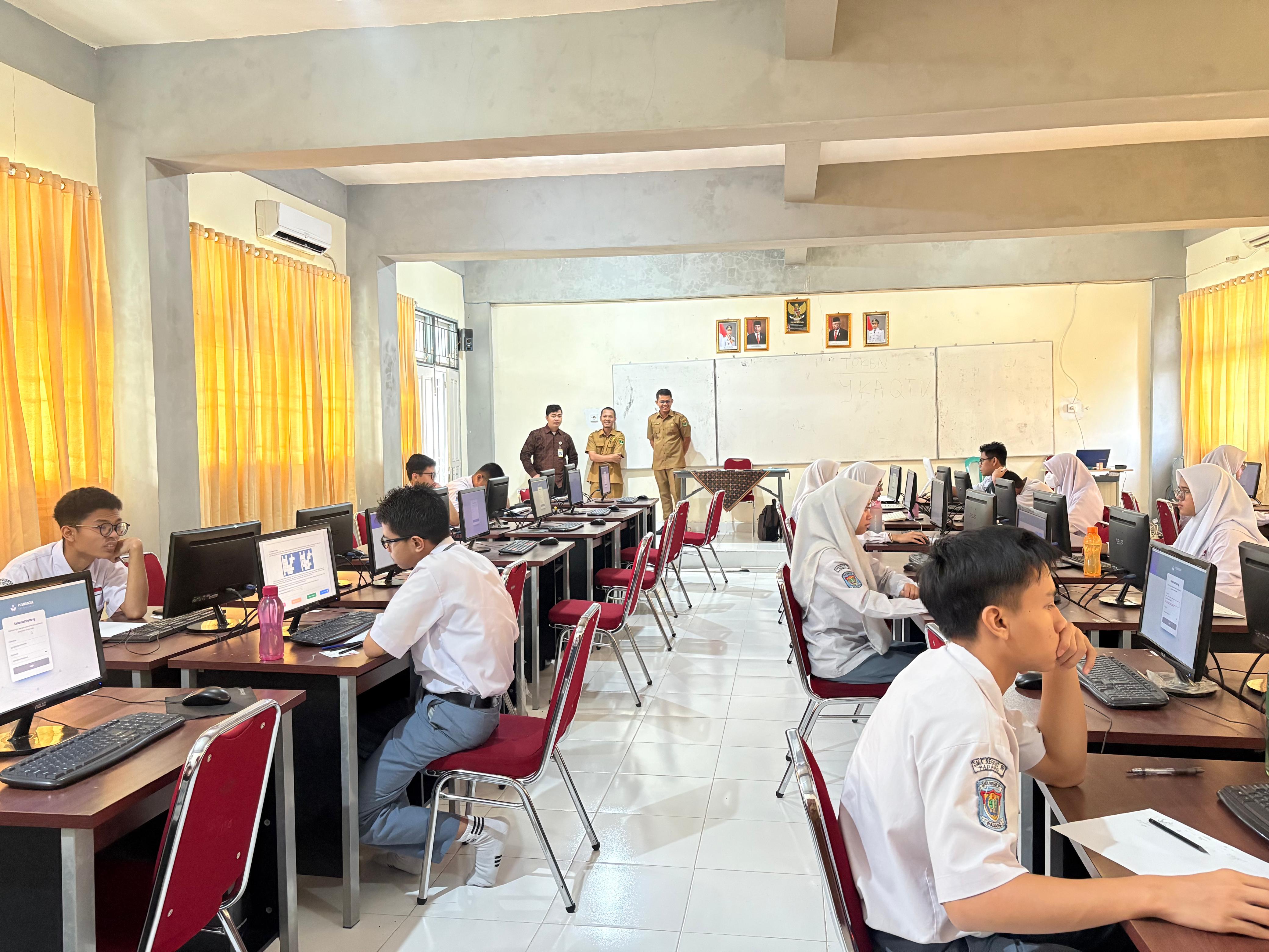 Siswa SMA Negeri 10 Padang Ikuti Olimpiade Sains Nasional (OSN) Tingkat Kota Secara Daring